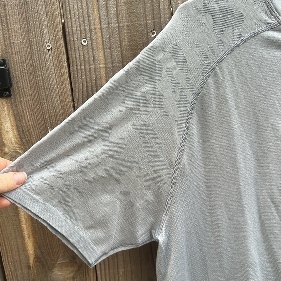 lululemon athletica metal vent Short Sleeve Tee Size XL - Picture 2 of 7